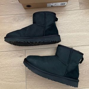 UGG Classic Mini II Boot Black Women’s Size 5